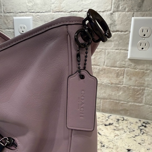 Coach NWOT Lavender Leather Hobo Bag w/Hangtag & Dustbag - Picture 4 of 10